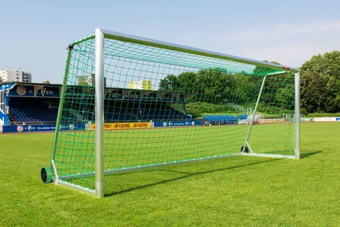 Fußball Großfeldtor 7,32 x 2,44 m - vollverschweißt und mit Transportrollen, inkl. Tornetz
